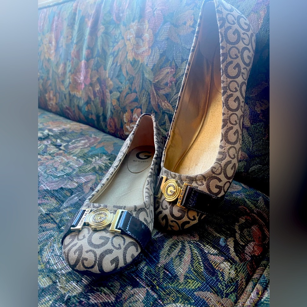 NWOT GBG Guess Brown & Tan G Slip-on Ballet Flats (8.5) with Metal Accessory